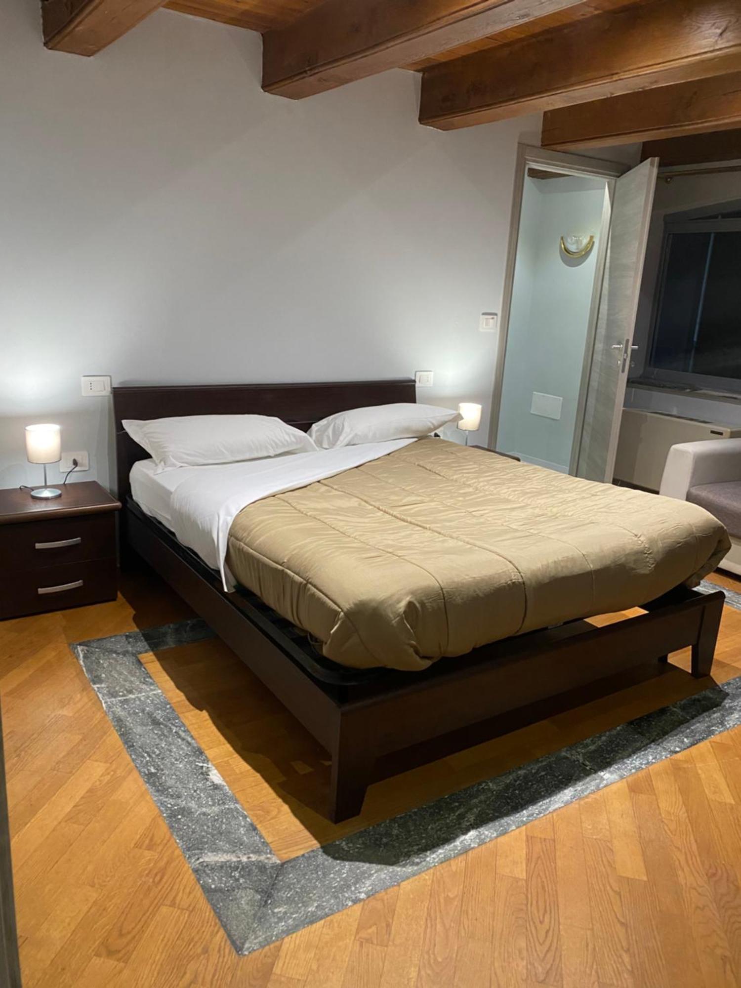 La Casa Di Cate & Adry Bed and Breakfast Envie Buitenkant foto