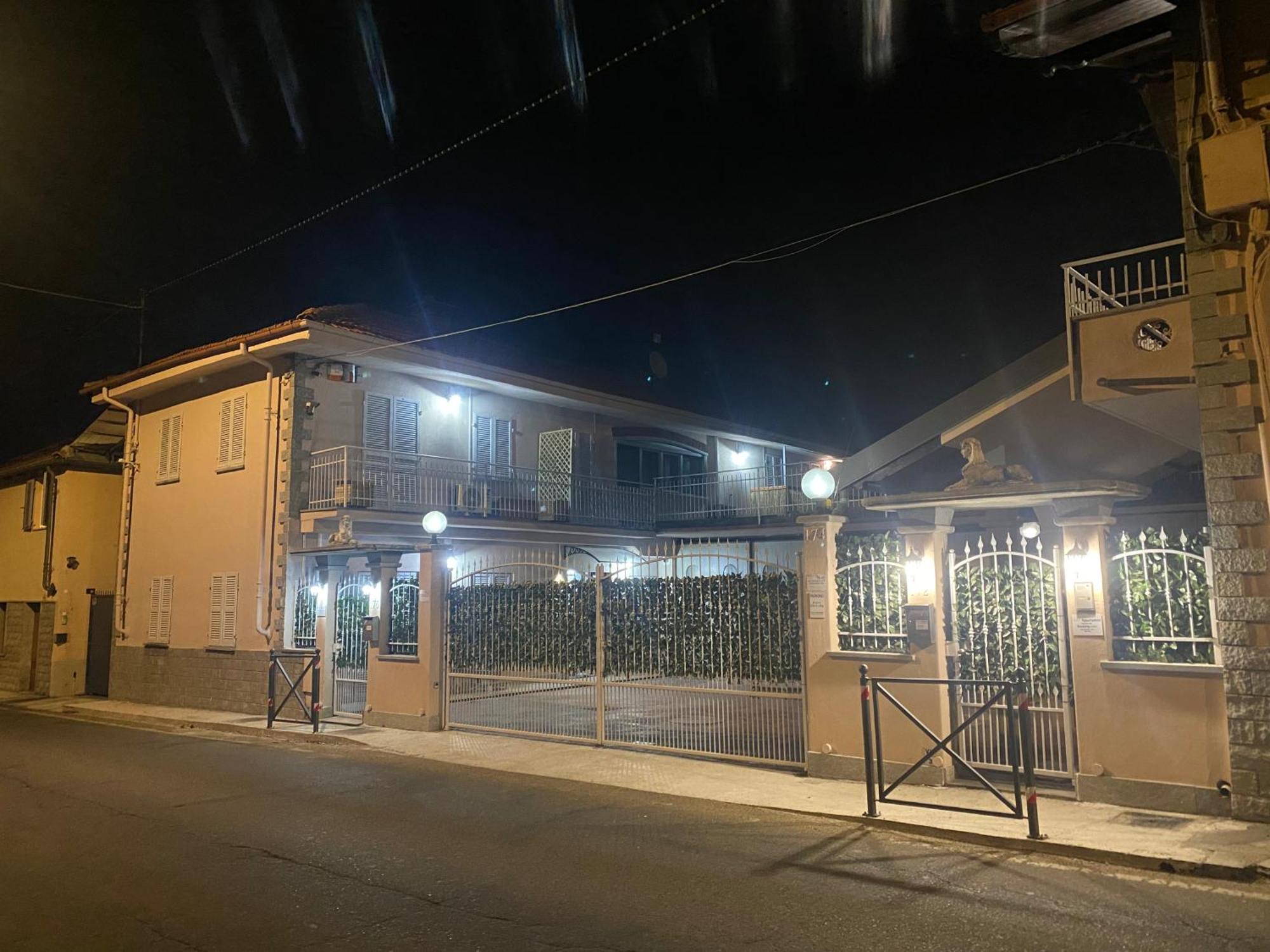 La Casa Di Cate & Adry Bed and Breakfast Envie Buitenkant foto